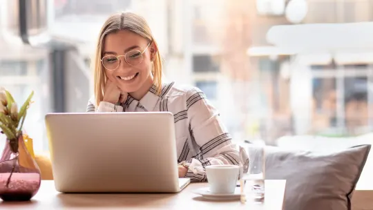 woman looking for jobs