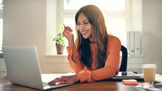 woman writing cold email