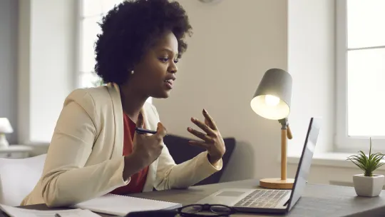 4 Subtle Habits Successful Women Use to Power Up their Presence in Meetings