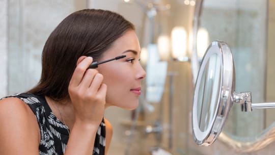 woman putting on makeup
