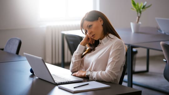 woman giving two weeks' notice