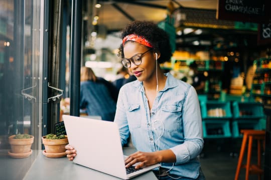 Expat working from a cafe