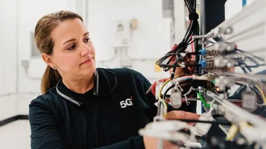 A Verizon employee