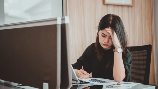 woman in front of her laptop looking dejected