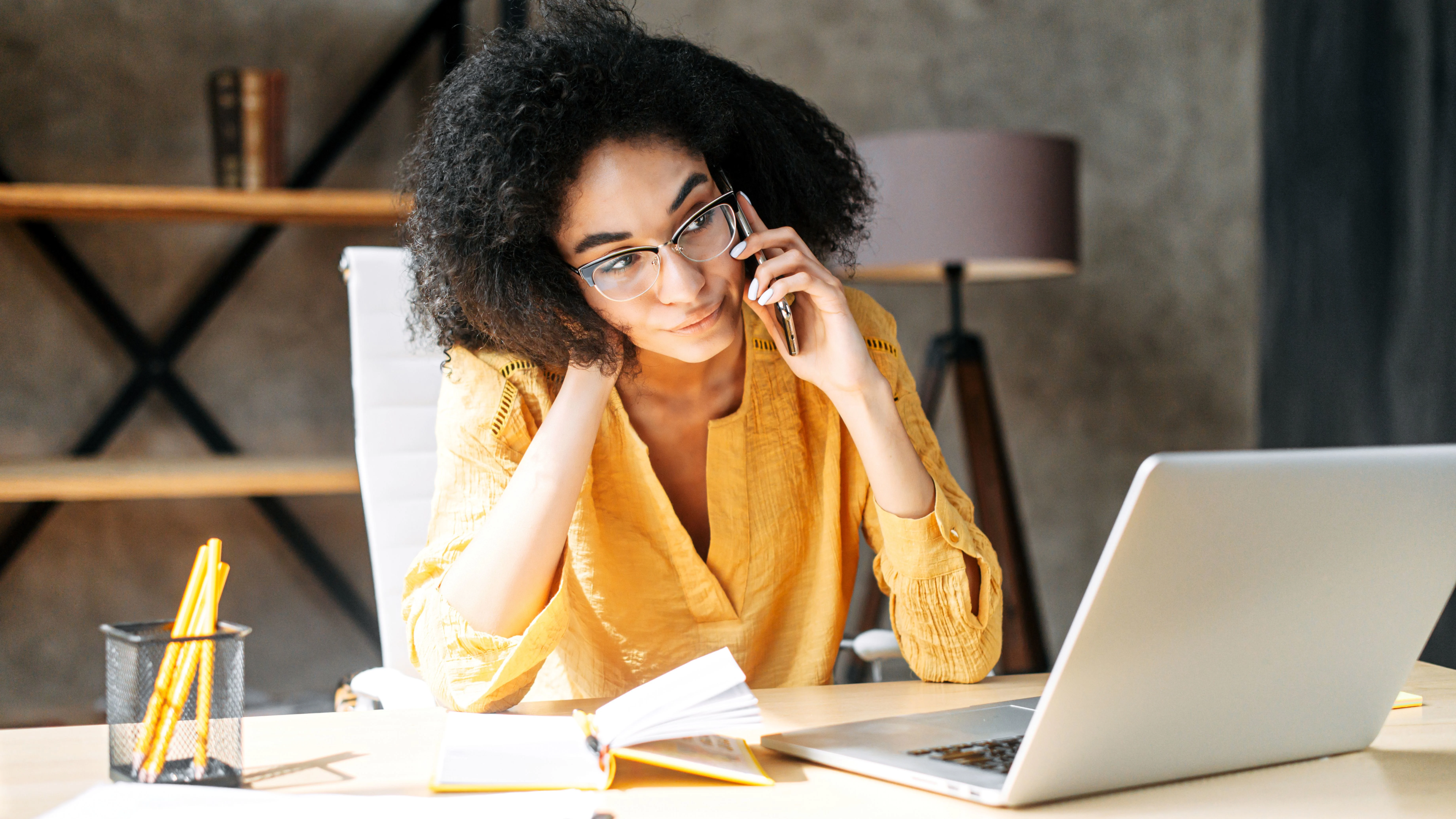 woman upset looking at laptop