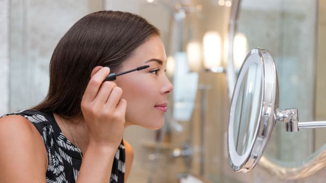 woman putting on makeup