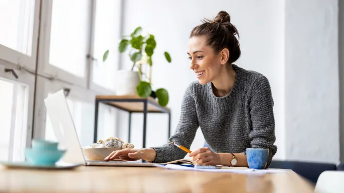woman at her laptop