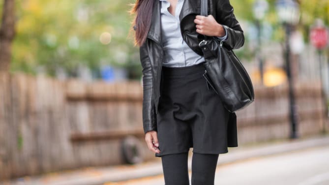 woman wearing leggings to work