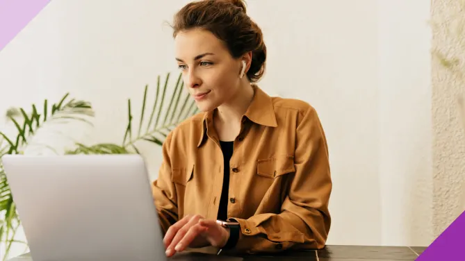Woman sending emails on her computer to illustrate the importance of learning how to say ”sorry for the late response” the right way