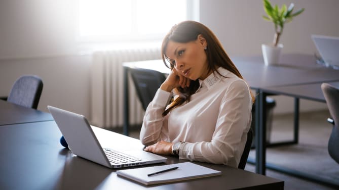 woman giving two weeks' notice