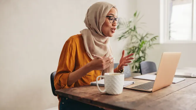 woman in performance review