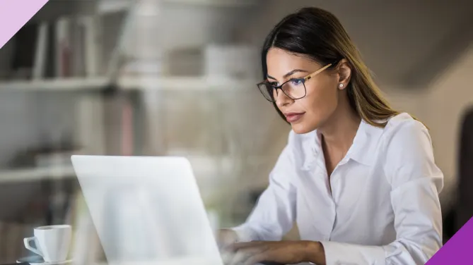 A professional at a computer, illustrating how to write a two weeks notice letter