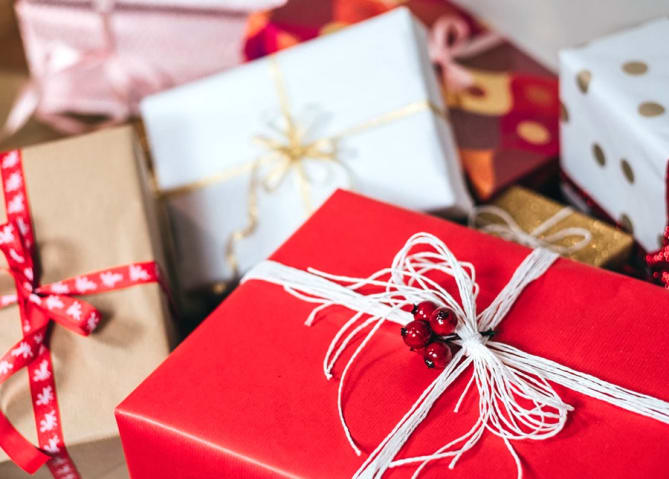 Oh, I like some of the ideas in here -- like taking someone to a craft fair or pop-up shop and buying a gift while there toge...