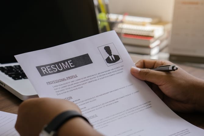 Bring life to your resume outline through a well-thought-out resume crafted by experts from ResuMeds.