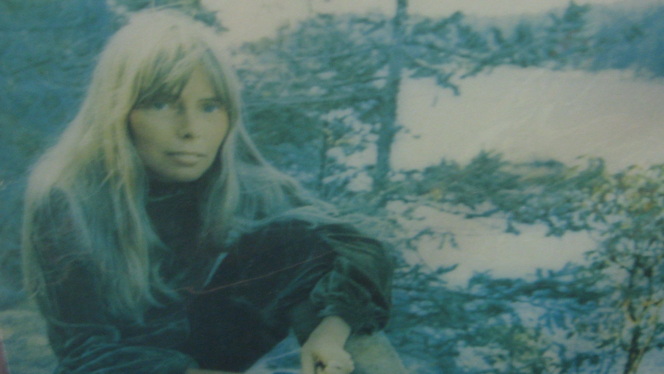 11 Female Folk Singers Who Changed the Music World | Fairygodboss