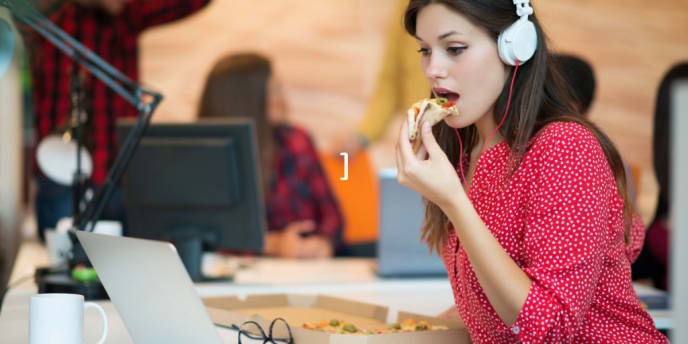 woman eating lunch at desk